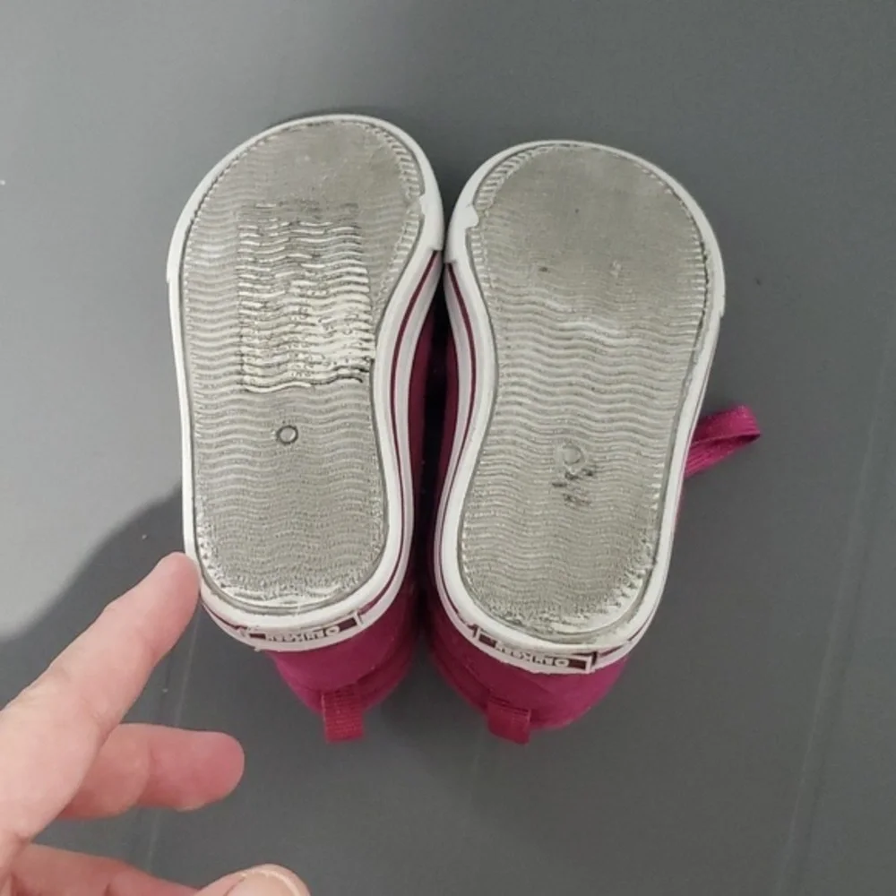 Oshkosh tennis shoes size 5‎